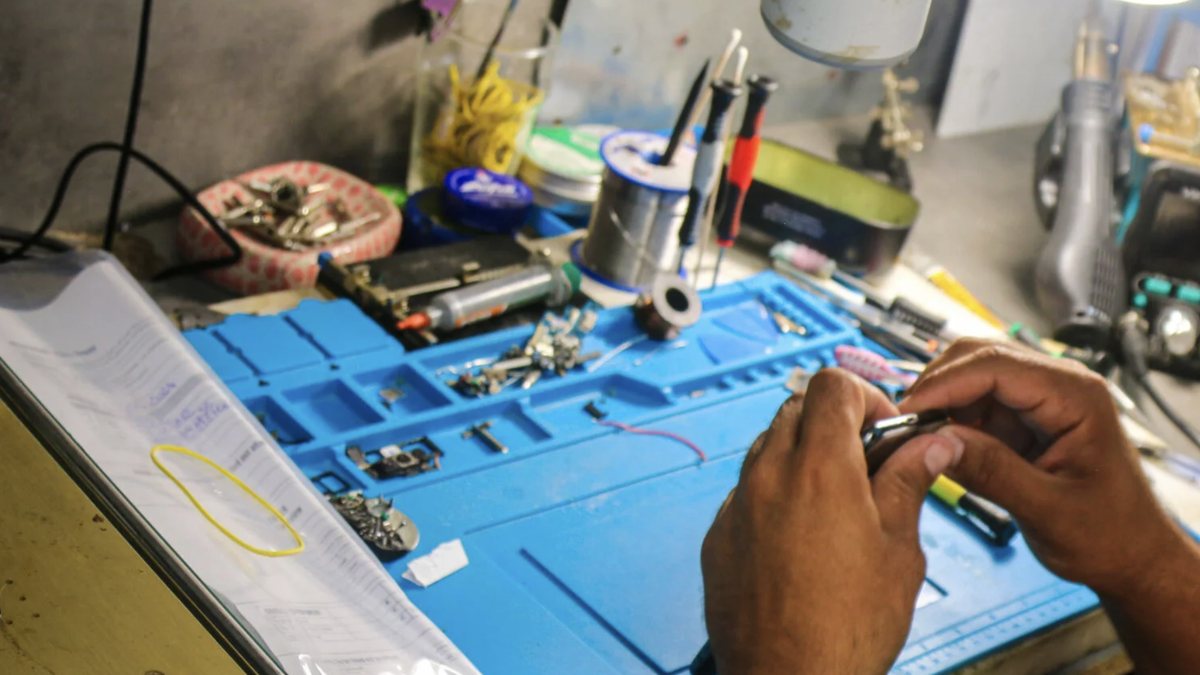 Repairing a smartphone in the selfm.aid workshop